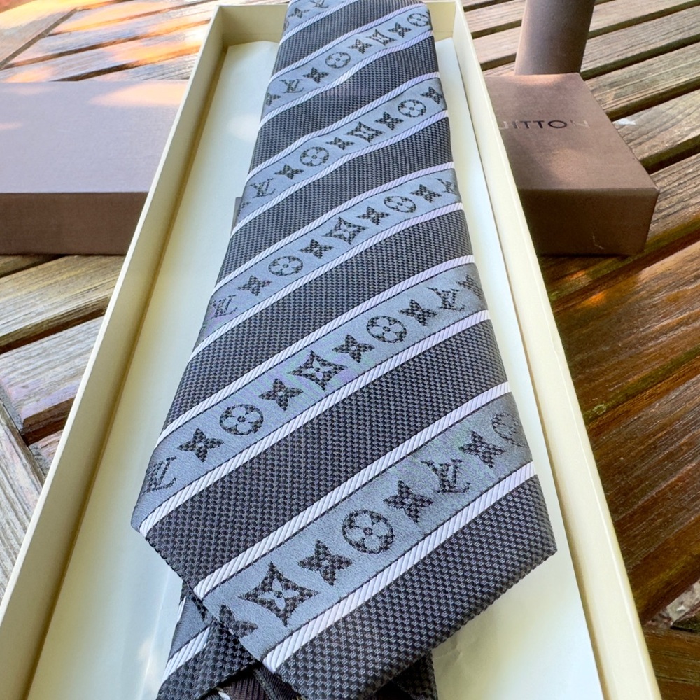 🔥LV HOLIDAY 26’🔥🆕💯ICONIC LOUIS VUITTON BLACK MONOGRAM STRIPE MOTIF TIE🔥